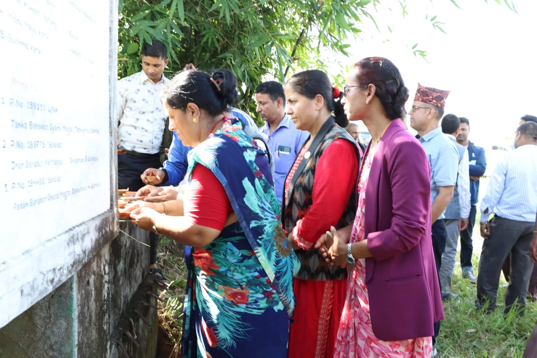 पुष्पमदनलाई माल्यर्पण गरि बादरमुढेमा दिप प्रज्वलन गरेर चुनावी अभियान सुरु गर्दै उमेदवार विष्ट