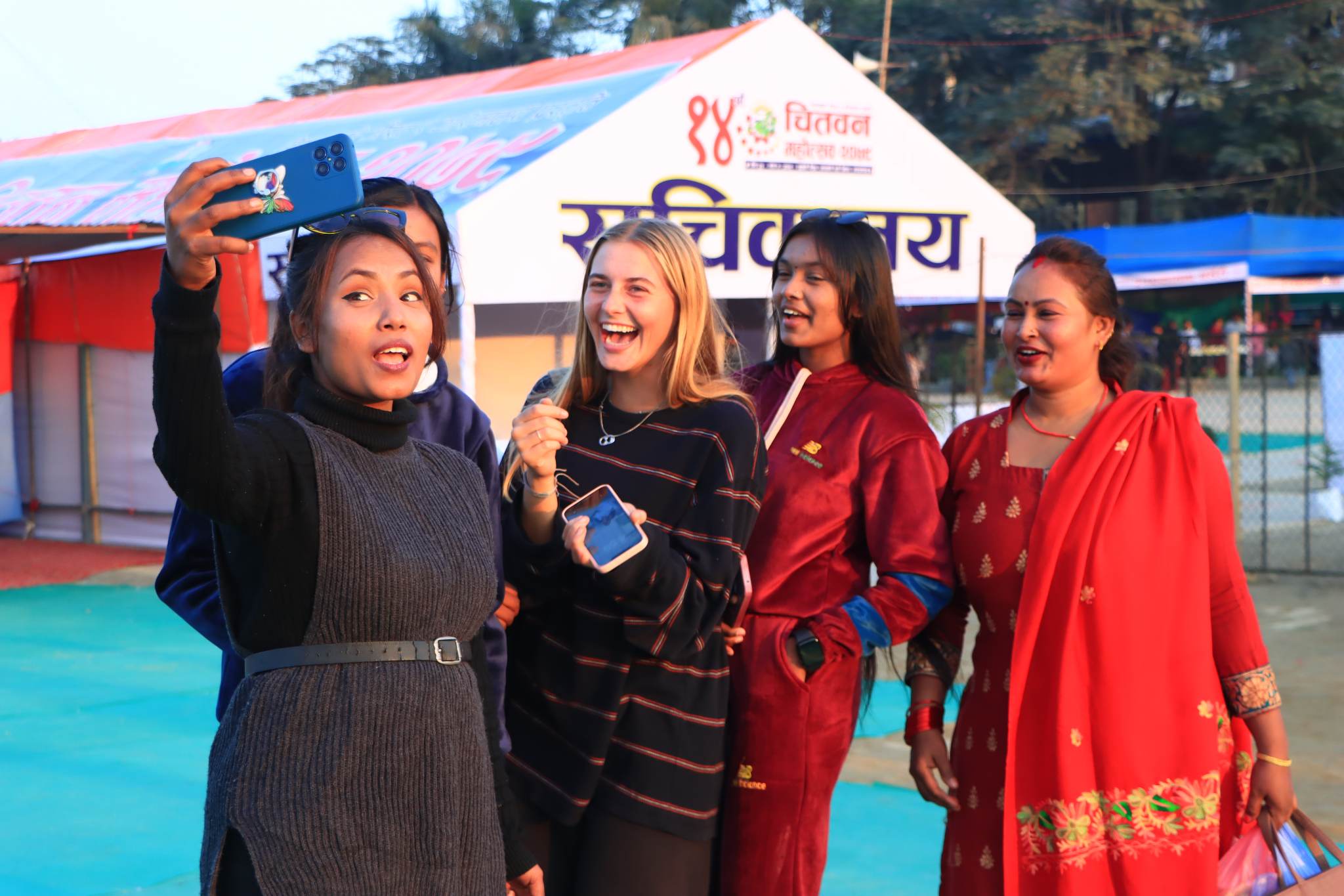 चितवन महोत्सवमा रमाउदै विदेशी (फोटो फिचर)