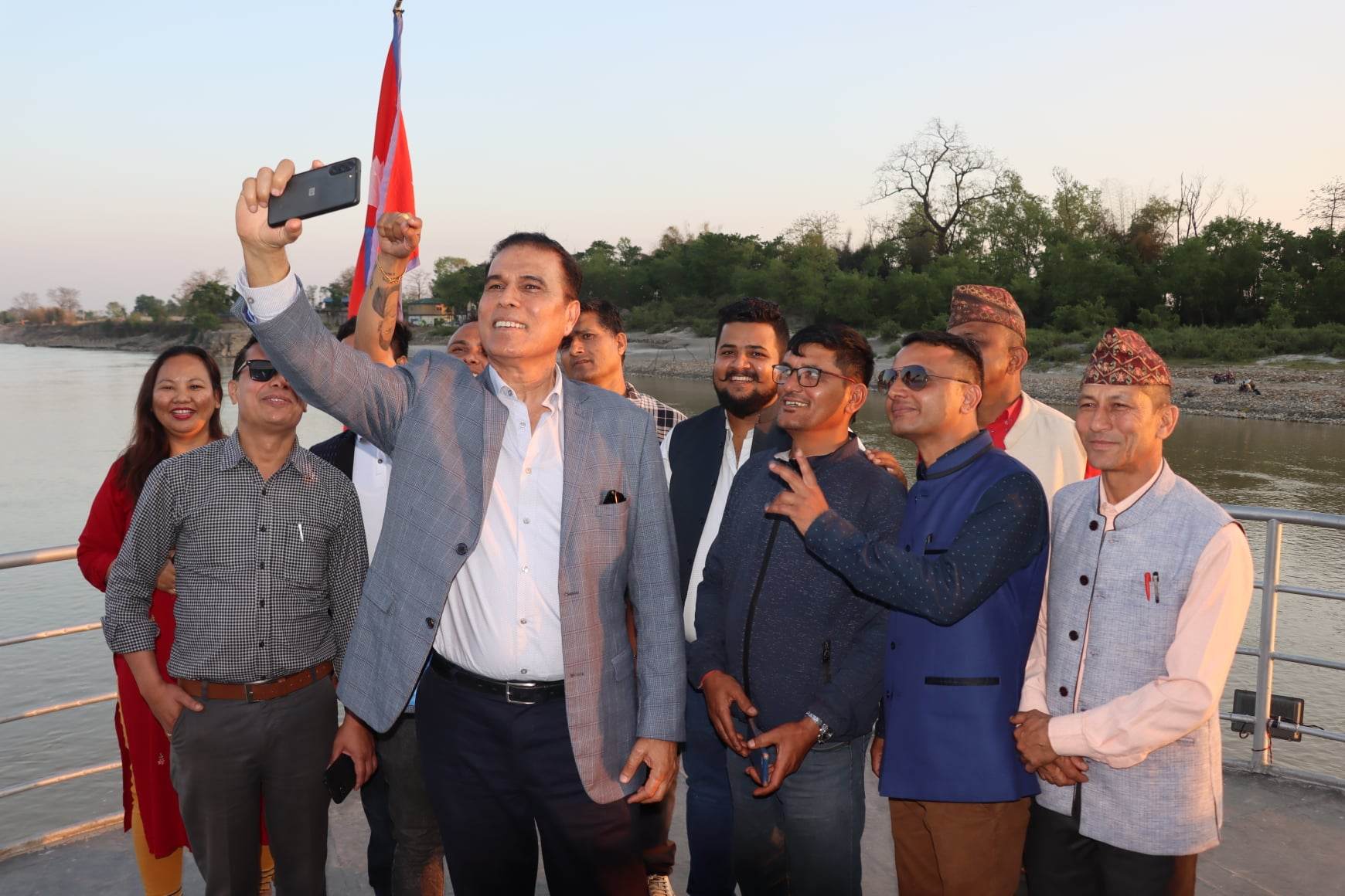 क्रुजमा रमाउदै पुर्वमन्त्री पाण्डे हेरौ तस्बिरमा