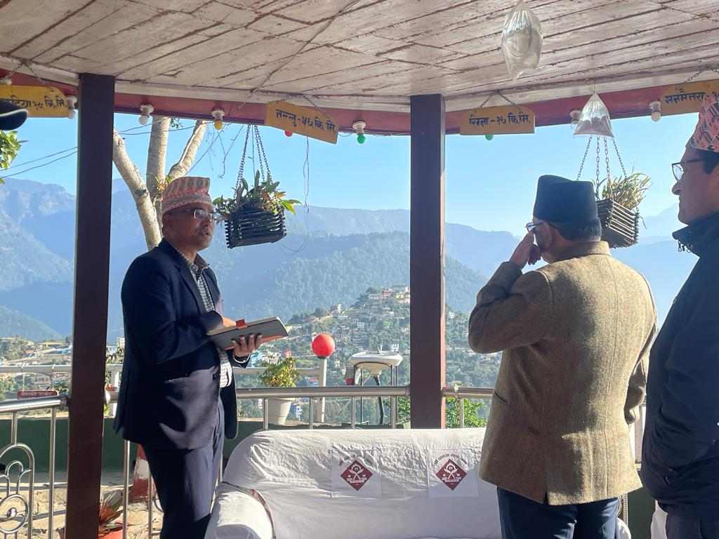 भूकम्प प्रभावित क्षेत्र पुगे प्रधानमन्त्री