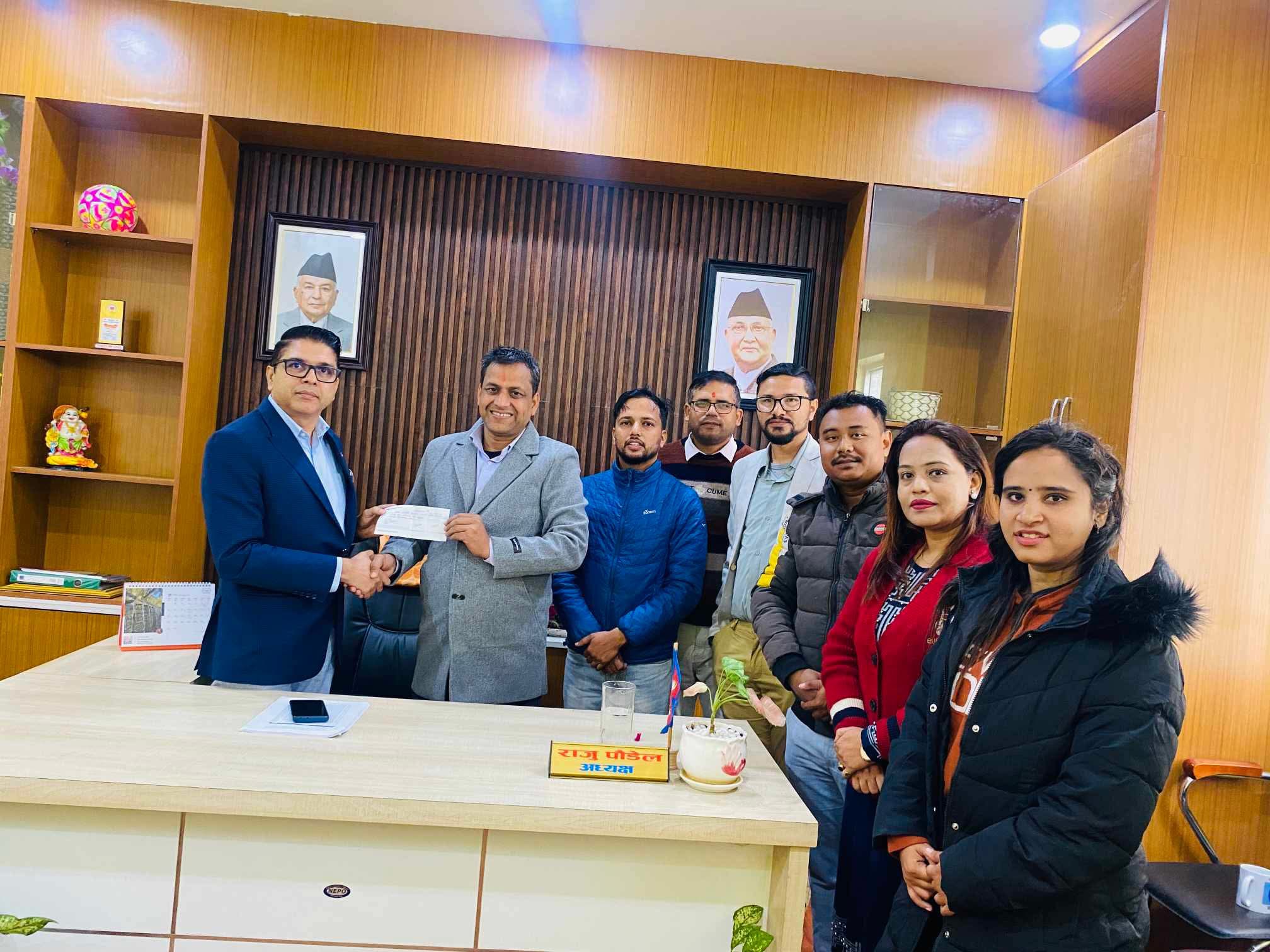 भरतपुर अस्पतालका अध्यक्षले पत्रकारद्वय पाठक र बानियाको लागि गरे आर्थिक सहयोग