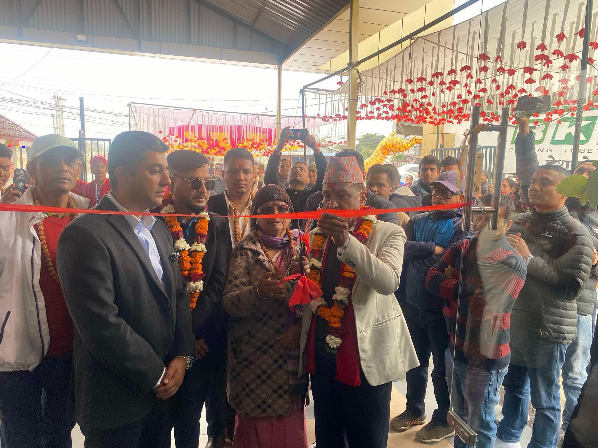 चितवनमा लुम्बिनी सेरामिक्स टायल्सको डिलर उद्घाटन