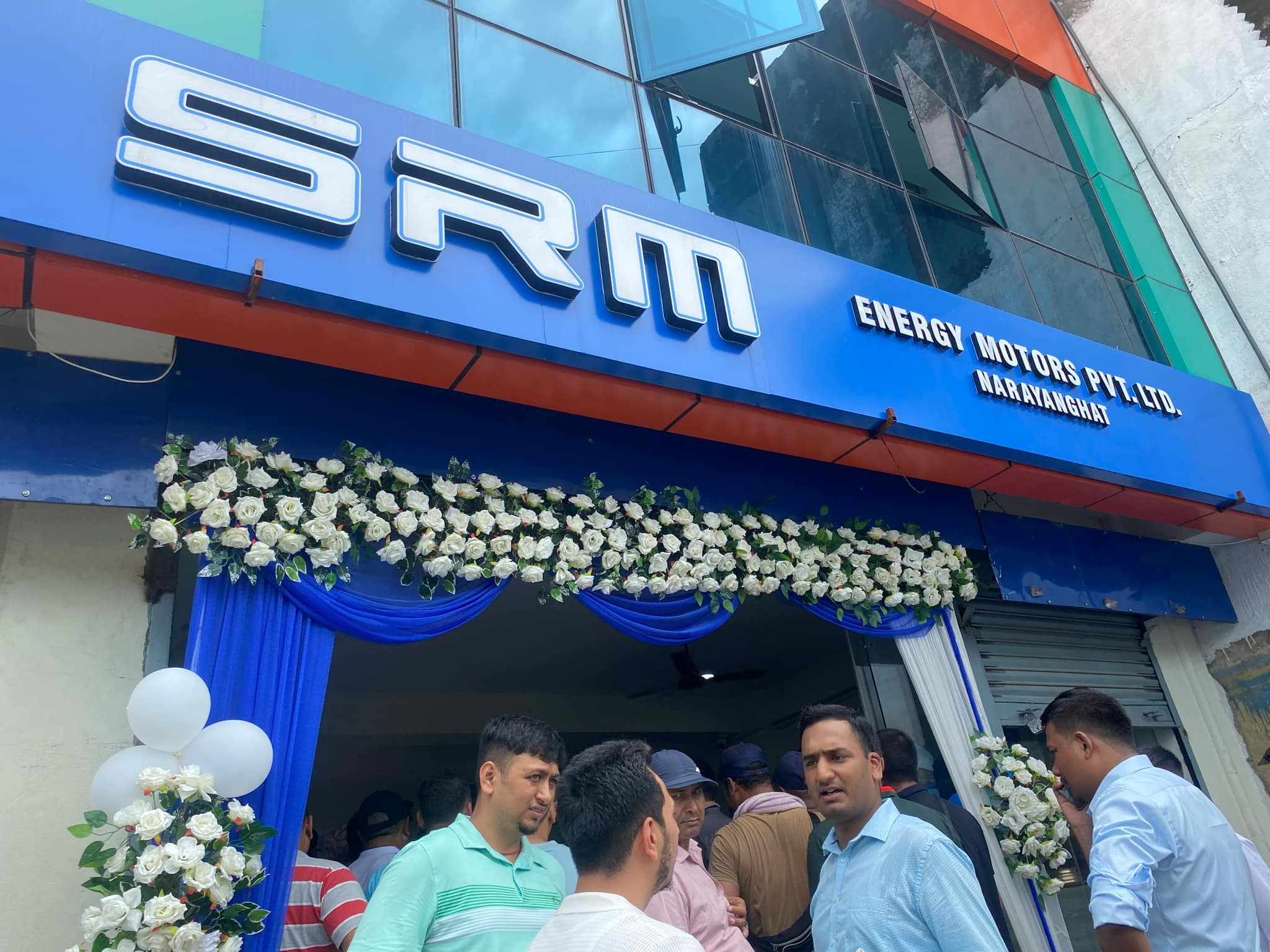 विद्युतीय एसआरएम म्याजिक गाडी चितवनमा सार्वजनिक: डिजेल गाडीलाई प्रतिस्थापन गर्ने अपेक्षा