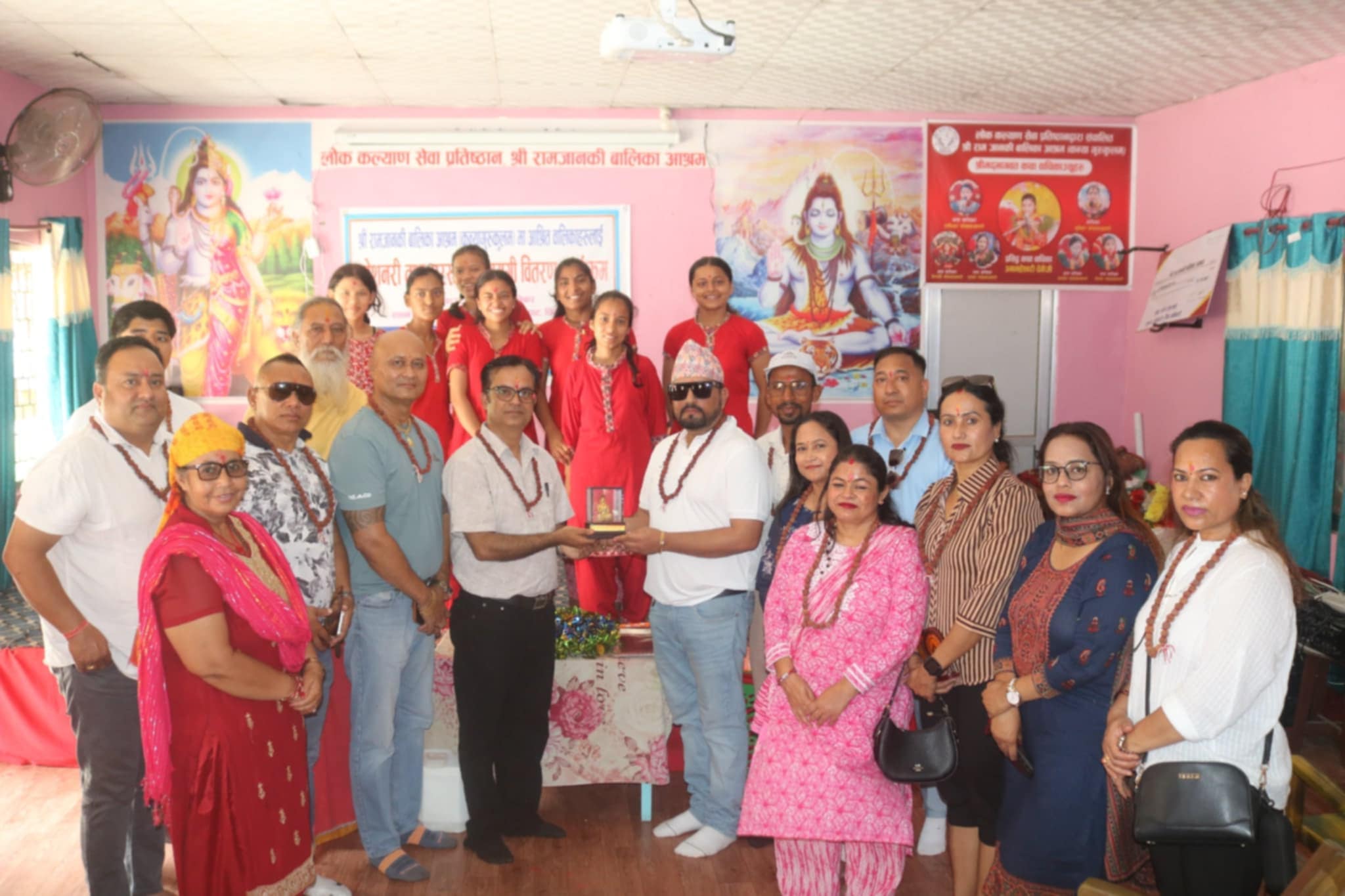 उज्यालो टाईम्स मिडियाद्वारा श्री रामजानकी बालिका आश्रममा स्टेशनरी तथा सरसफाई सामाग्री वितरण